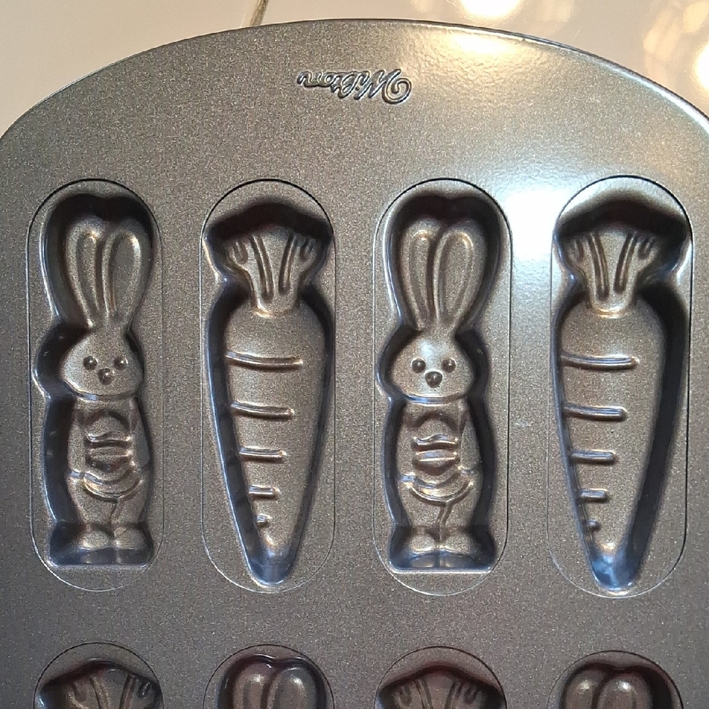 Wilton Silver Bunny & Carrot Mini Nonstick Cake Pan Set Of 2. - Picture 4 of 10